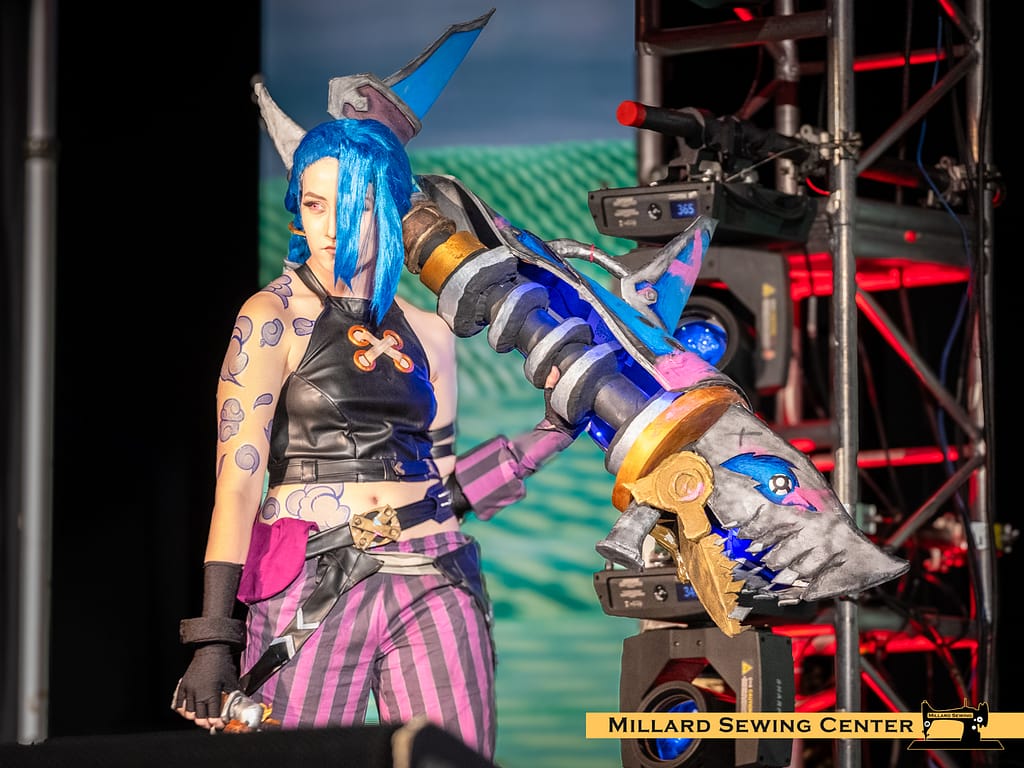 Egg Cosplays as Jinx (Arcane : League of Legends)
