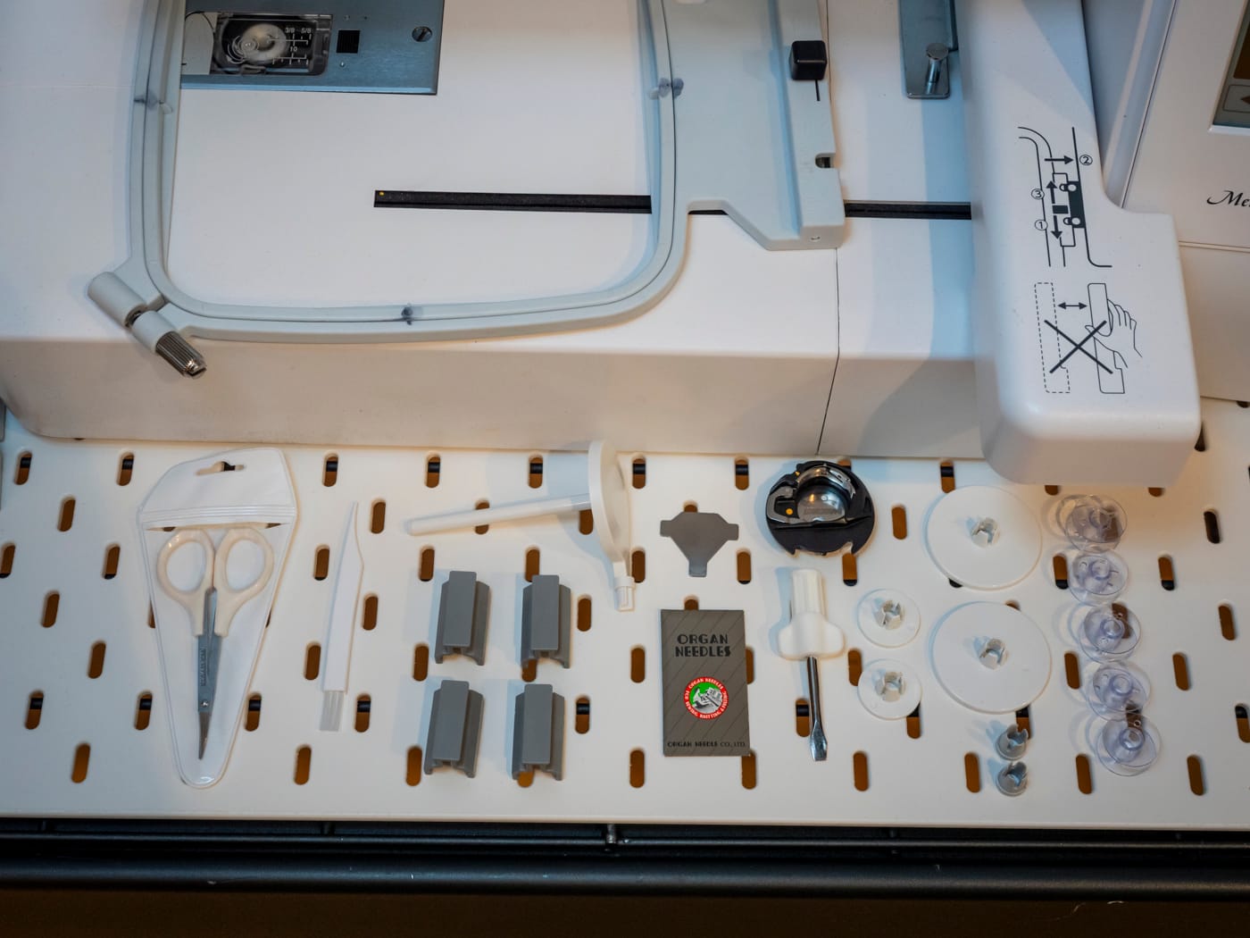 Janome Memory Craft 400E Embroidery Machine -- Pre Owned - Image 4