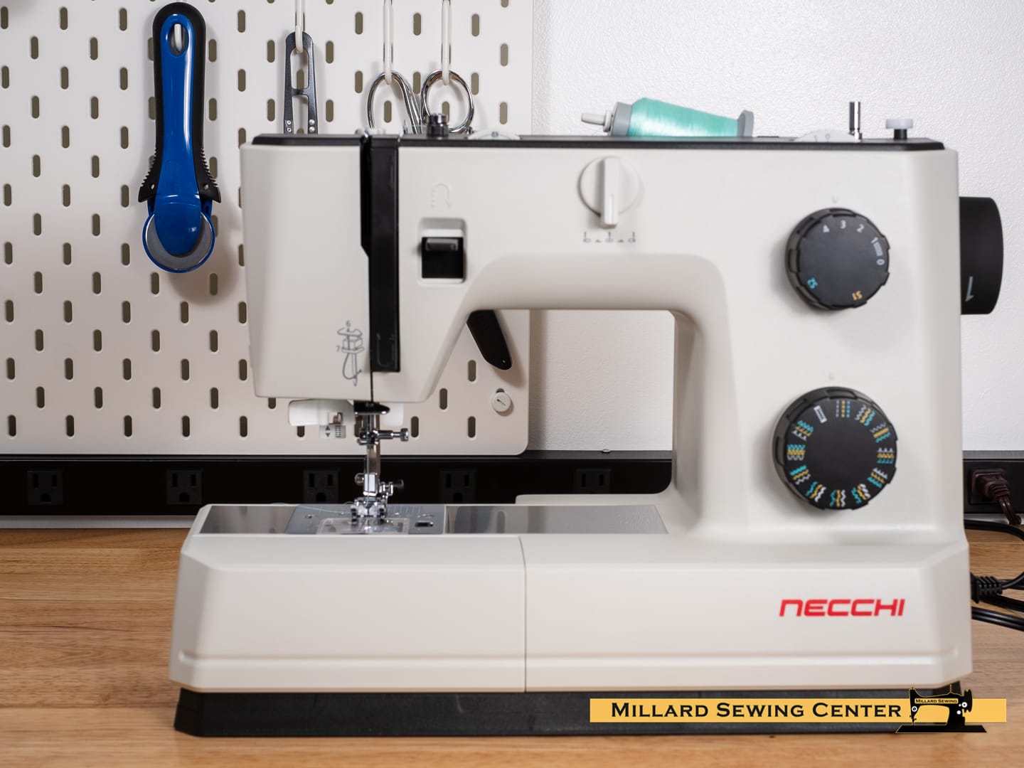 Necchi Q132A Mechanical Sewing Machine - Image 3