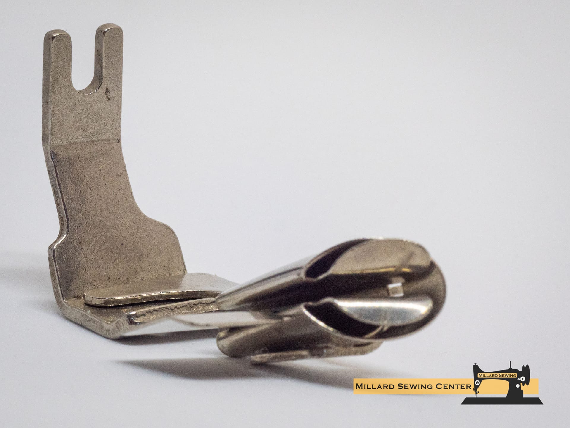 Binder Foot For Early Style 66 Class Singer With Rear Mount - Image 2