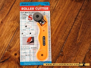 Rotary Cutter (28mm) with Curved Handle by Dafa