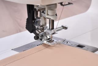 Pivot FunctionAt the end of every seam, the presser foot will raise, with the needle in the down position.