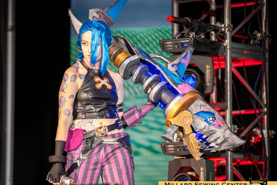 Egg Cosplays as Jinx (Arcane : League of Legends)